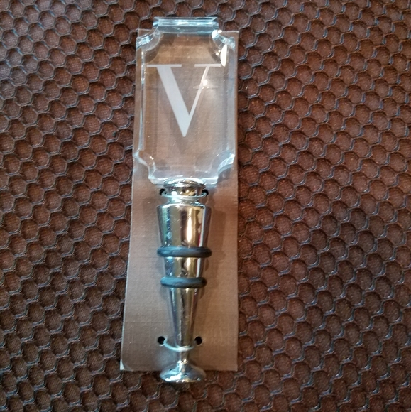 Clear intial V wine stopper - Picture 1 of 1